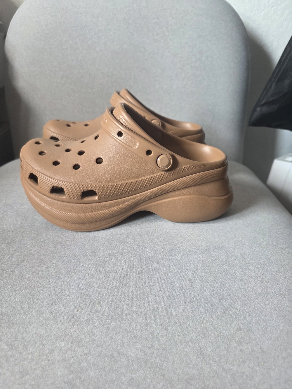 CROCS Bae Clog Chunky Platform (Color Milk Chocolate)